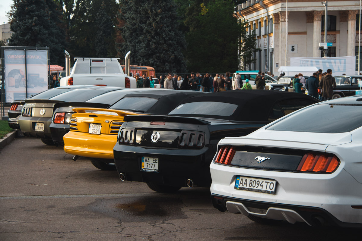 Несколько поколений Ford Mustang