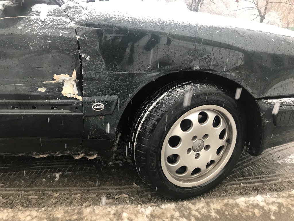 У Audi повреждена правая сторона