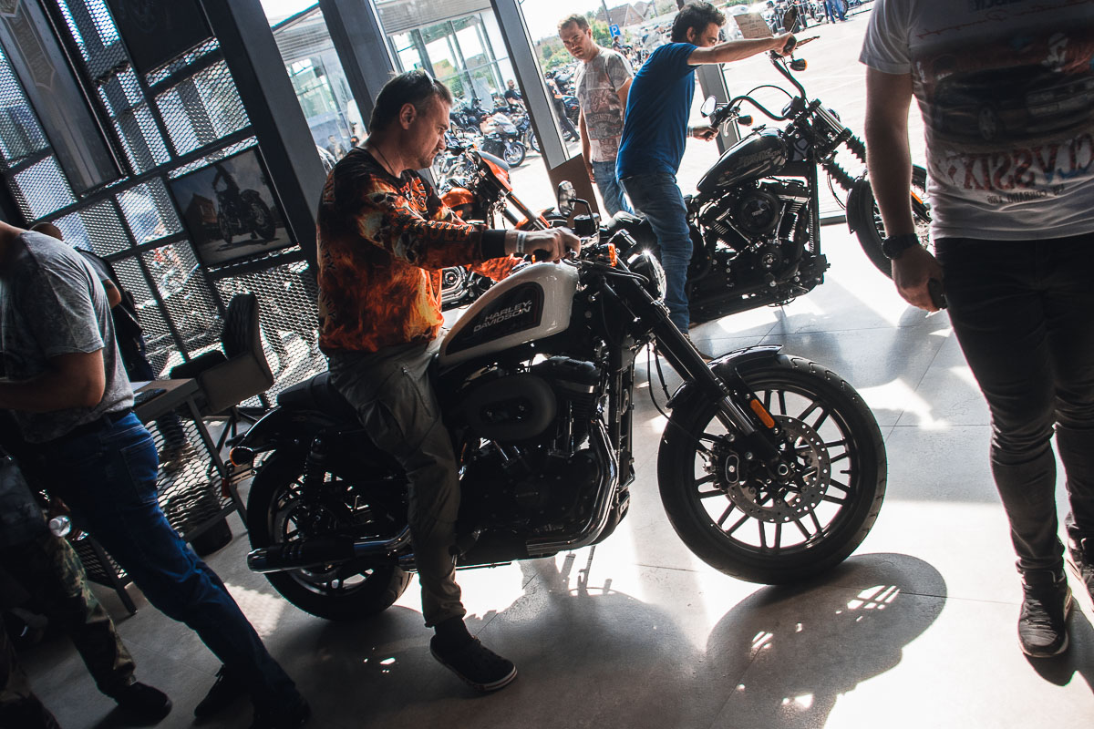 В салоне представлены восемь моделей байков Harley-Davidson