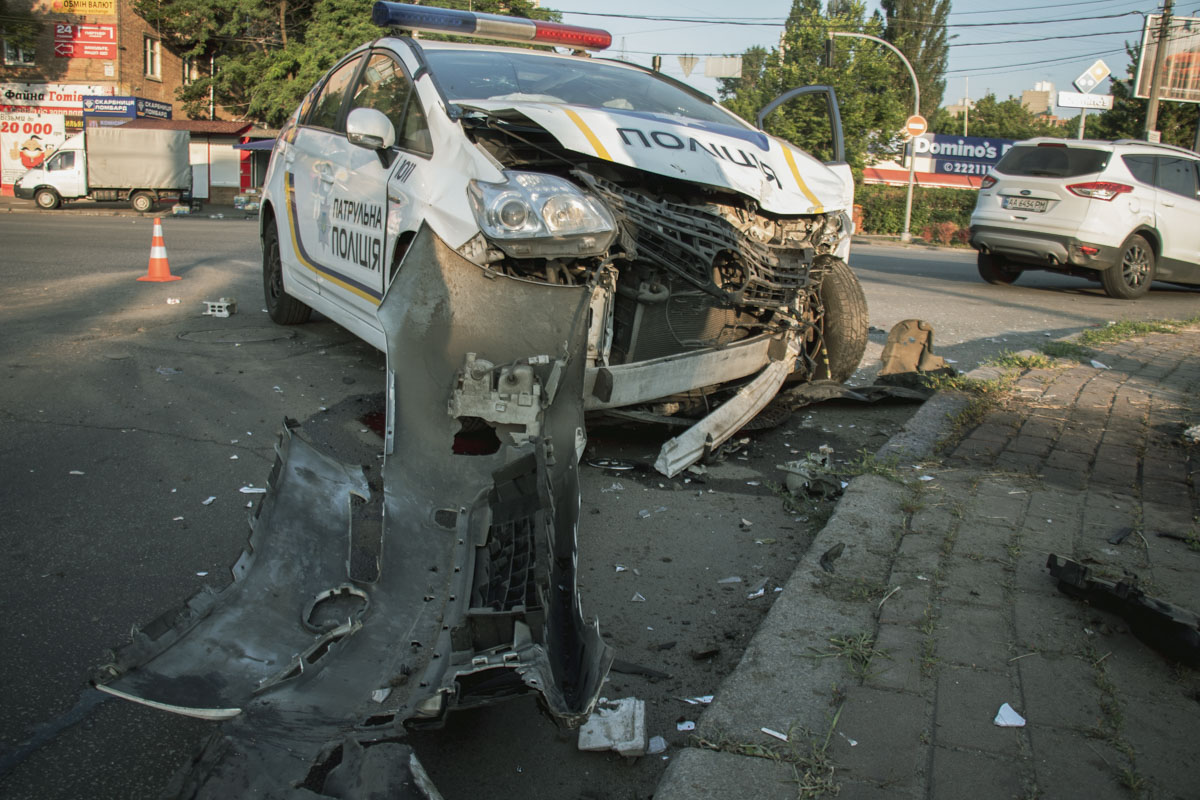 На Вышгородской столкнулись полицейский Prius и Ford