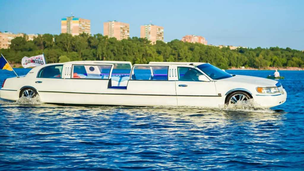 Автомобиль-амфибия построен на базе моторной лодки, на которую установлен кузов от лимузина Lincоln Tоwn Car