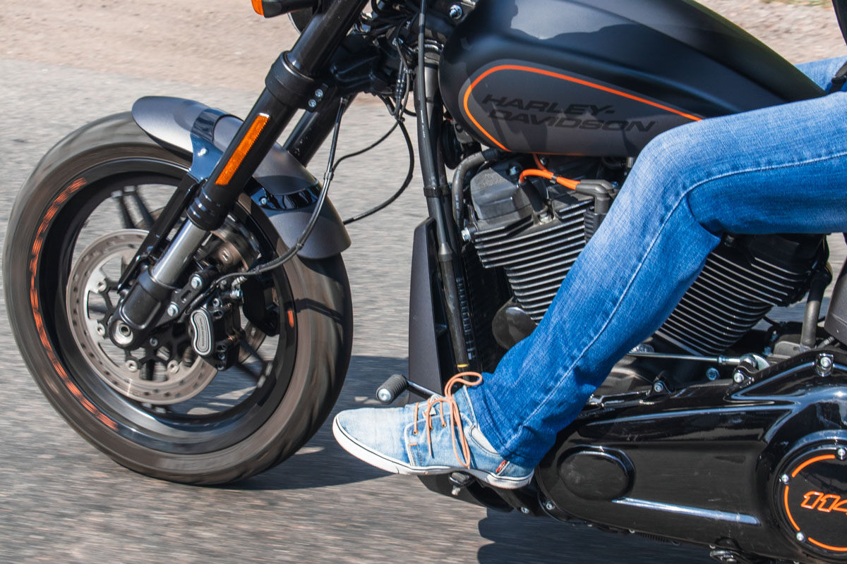 Даже шнурки соответствуют фирменному стилю Harley