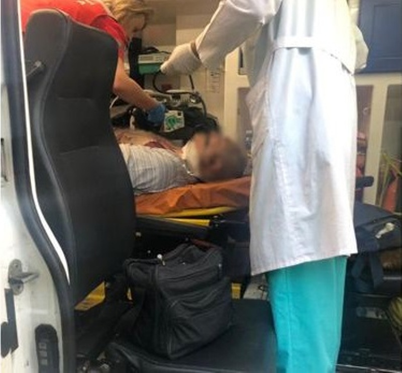 Пострадавшего водителя такси доставили в больницу с ножевыми ранения шеи и груди