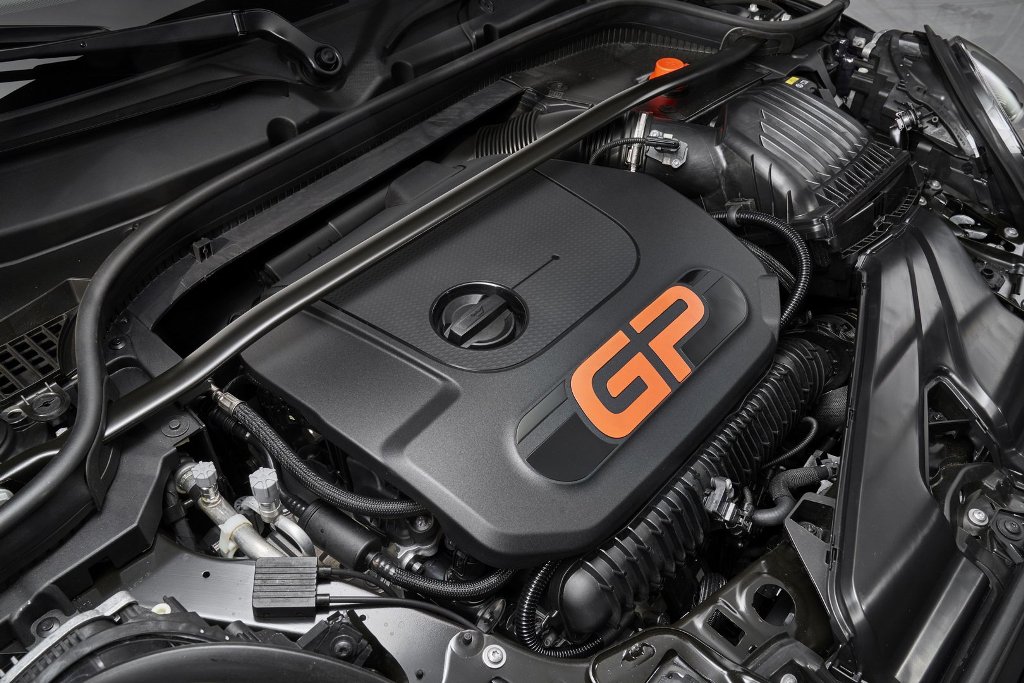 В движение переднеприводный JCW GP приводит 2,0-литровый турбодвигатель мощностью 306 л.с. 