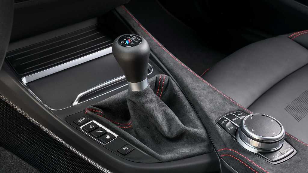 BMW M2 CS доступна как с семиступенчатым "роботом", так и с шестиступенчатой "механикой"