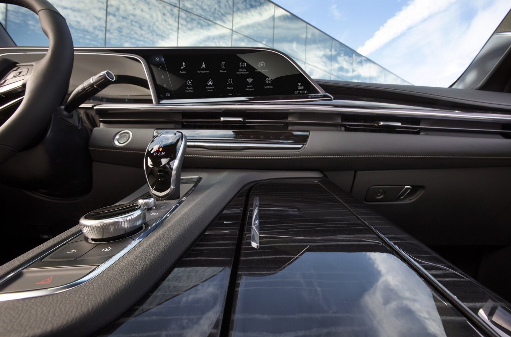 Салон Cadillac Escalade отделан высококачественной кожей, которая сочетается с элементами из дерева и металлическими акцентами