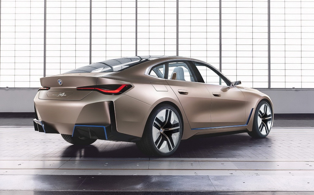 Концептуальный BMW i4 стал первой моделью бренда в сегменте четырехдверных "гранд-купе"
