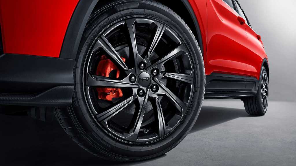 От стандартной версии кроссовер будет отличаться черненными колесными дисками и красными тормозными суппортами