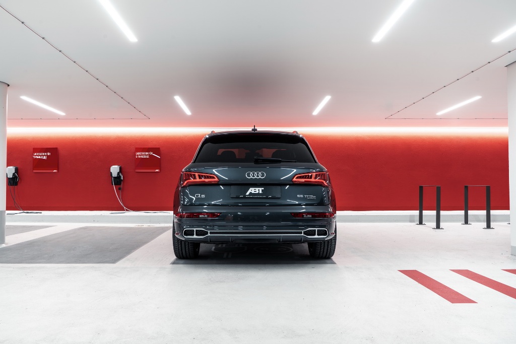 Audi Q5 оснащается 2,0-литровым турбодвигателем и встроенным в семиступенчатую коробку передач "S Tronic" электромотором