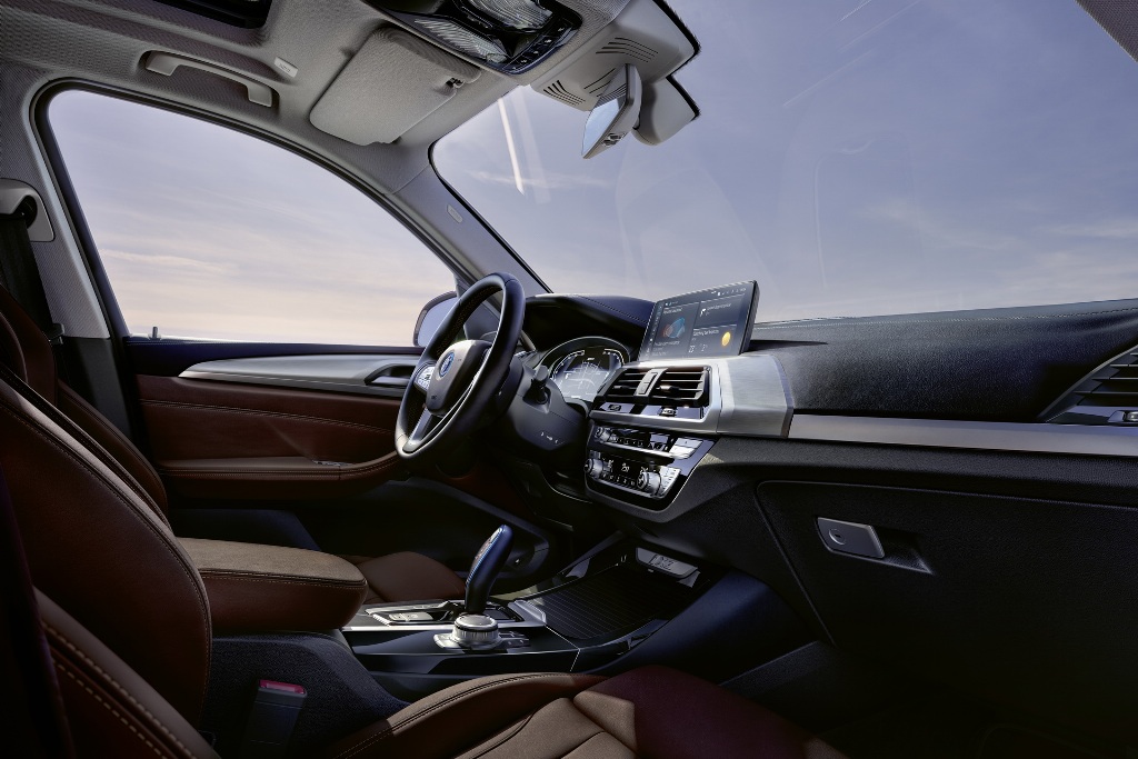 BMW iX3 оснащен электромотором мощностью 282 л.с. и 400 Нм крутящего момента, который передается на задние колеса
