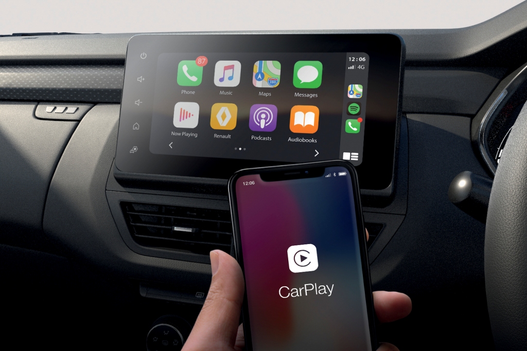 В оснащение салона вошла 7-дюймовая цифровая приборная панель, мультимедийная система с 8-дюймовым экраном и поддержкой Apple CarPlay и Android Auto