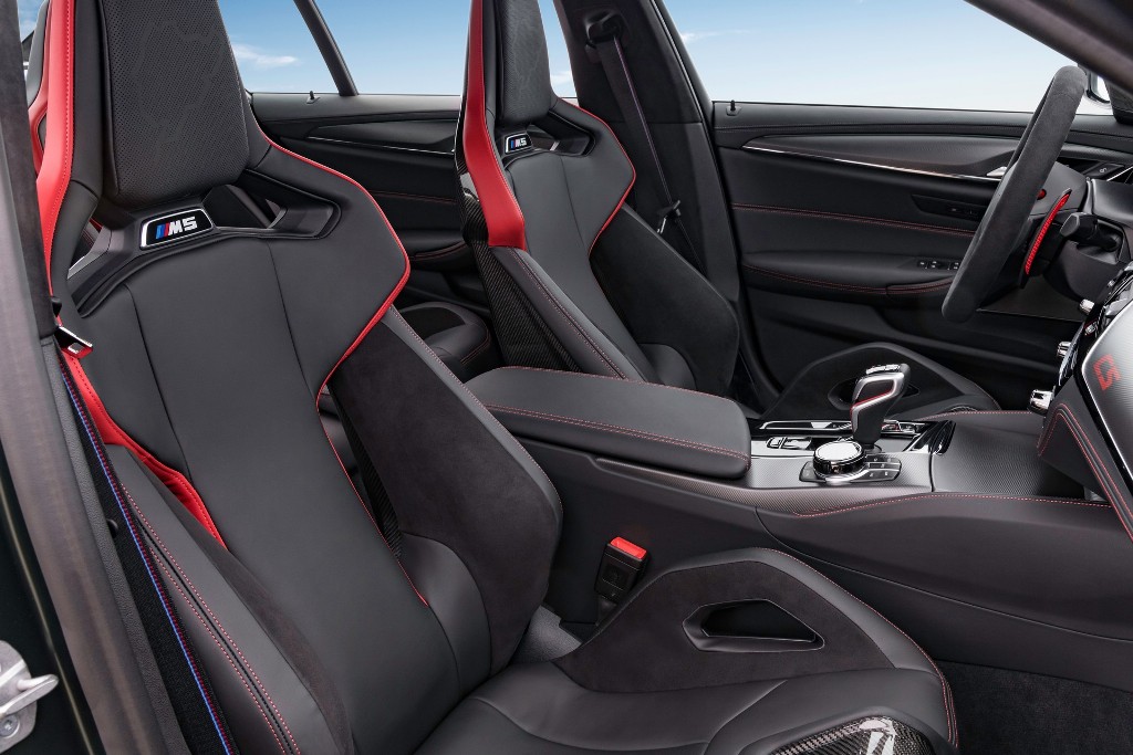 В салоне BMW M5 CS установлены передние сиденья из углеродного волокна с электроприводом и подогревом