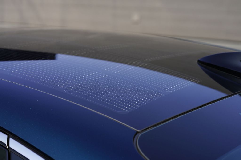 В крышу авто интегрированы солнечные панели, которые подзаряжают батарею