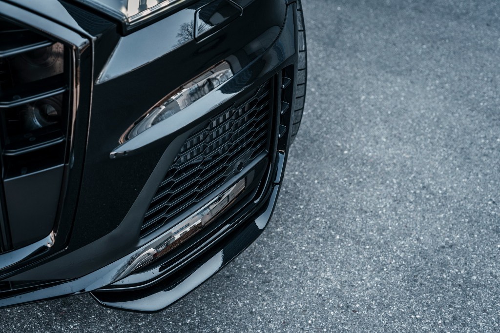 Внешне форсированный Audi можно опознать по аэродинамическому обвесу