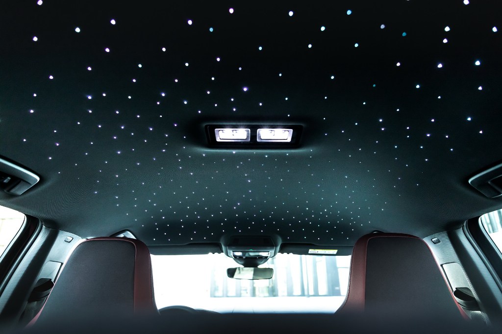 Самым ярким акцентом в салоне стал потолок, на котором создан эффект "звездного неба" как у Rolls-Royce