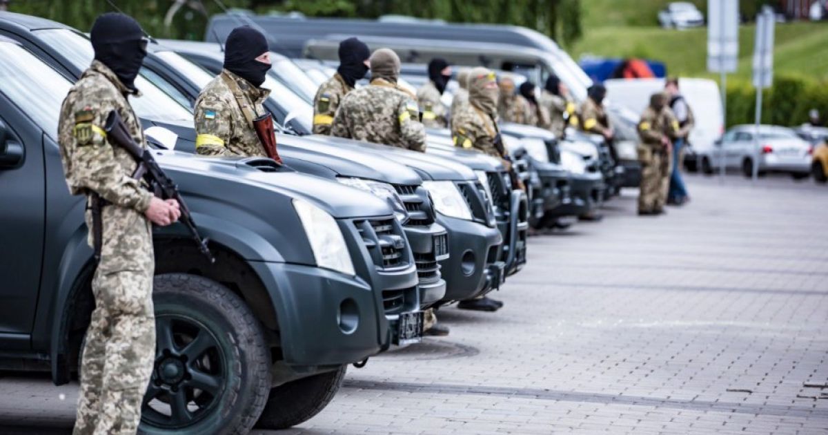 Украинские бойцы получили автомобили для выполнения боевых заданий: что это за машины