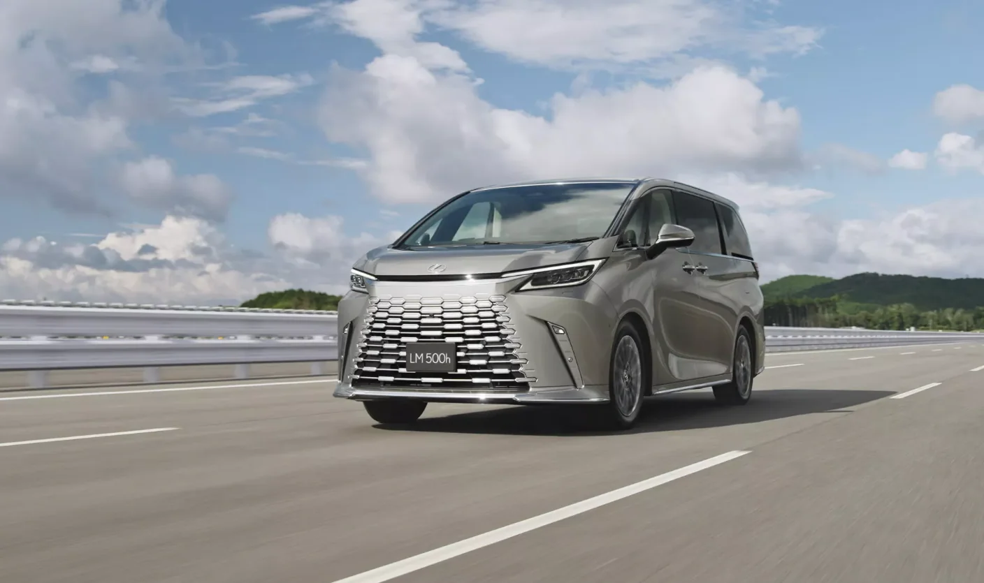 Lexus оновив розкішний мінівен LM500h (фото)