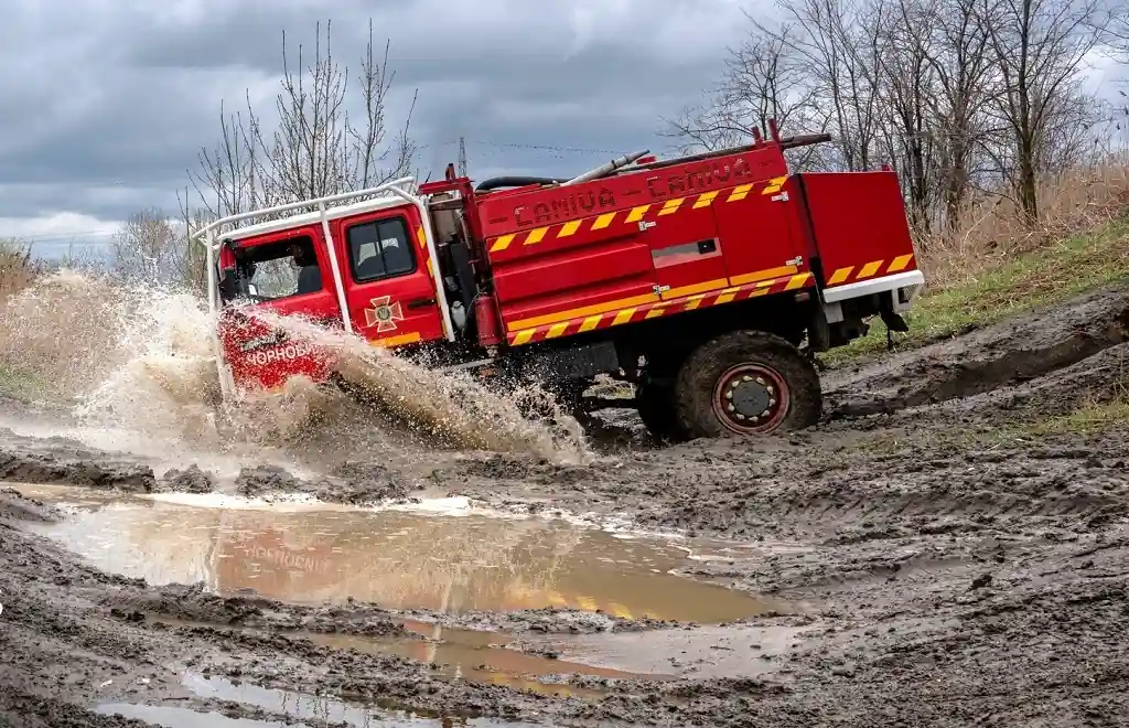 Як водіїв-рятувальників вчать долати важке бездоріжжя (фото)