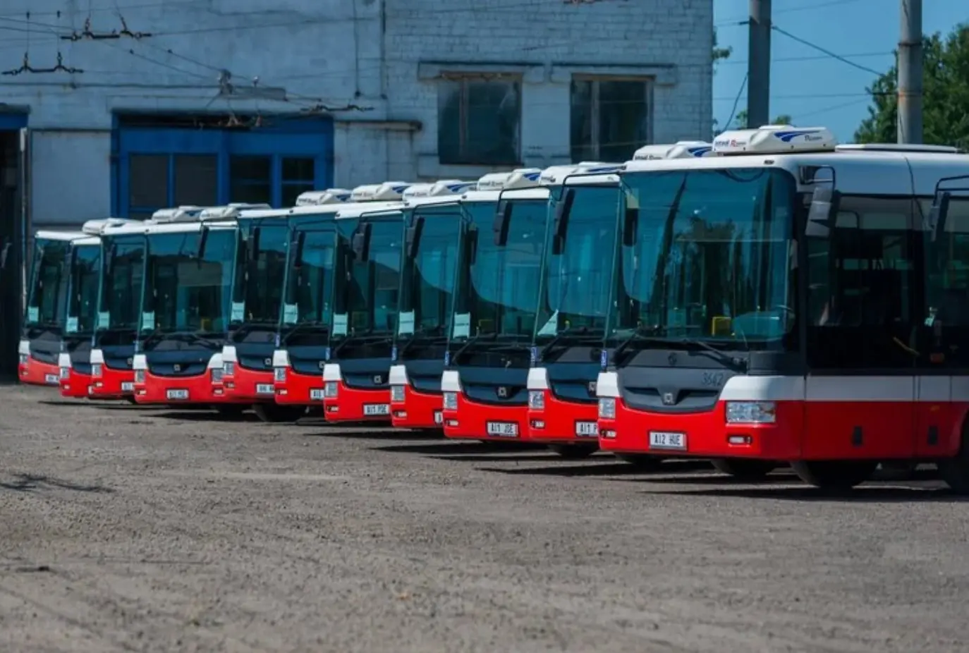 Прага передала Чернівцям 15 великих автобусів