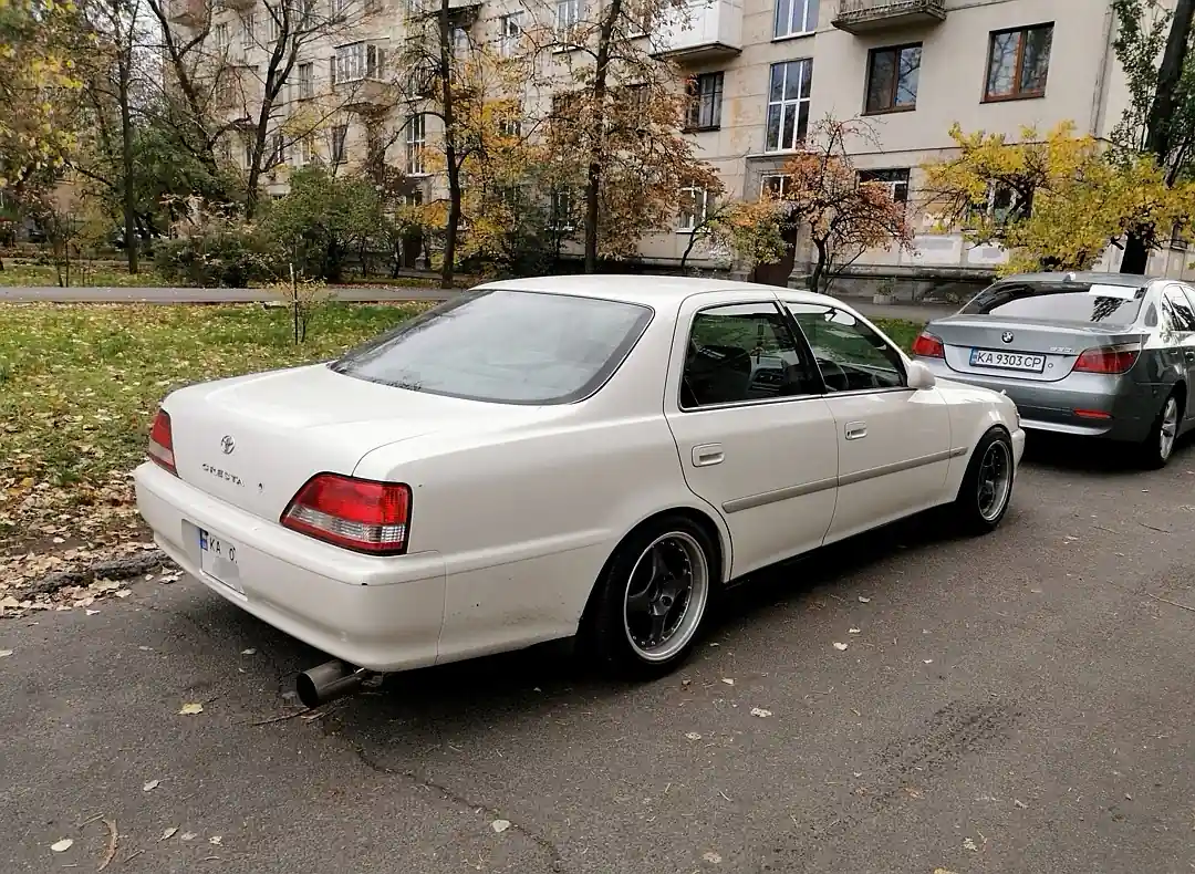 На українських дорогах помічено останній розкішний седан Toyota Cresta