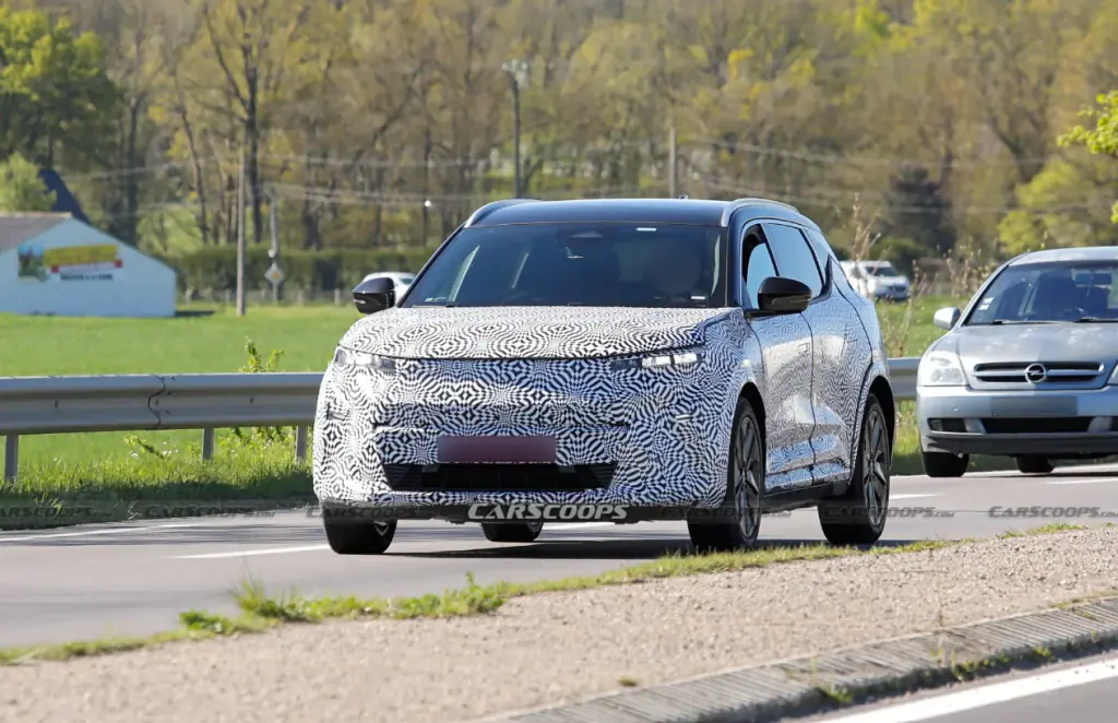 Renault Scenic E-Tech готує оновлення: електрокросовер зміниться вже через два роки після дебюту Renault Scenic E-Tech готує оновлення: електрокросовер зміниться вже через два роки після дебюту