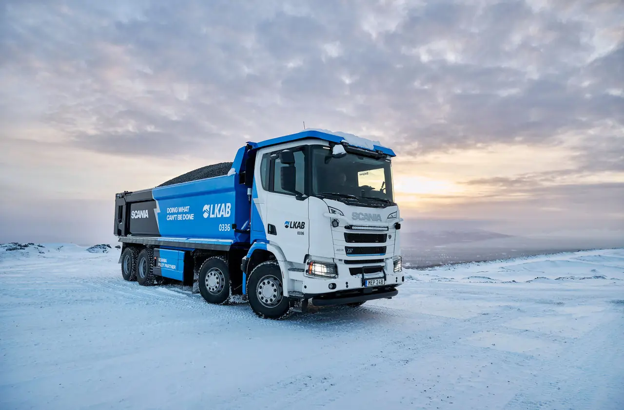 Scania представила електричну вантажівку з двома керованими осями спереду
