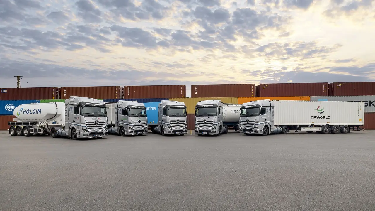 Водневі вантажівки Mercedes-Benz об'їхали п'ять разів довкола землі