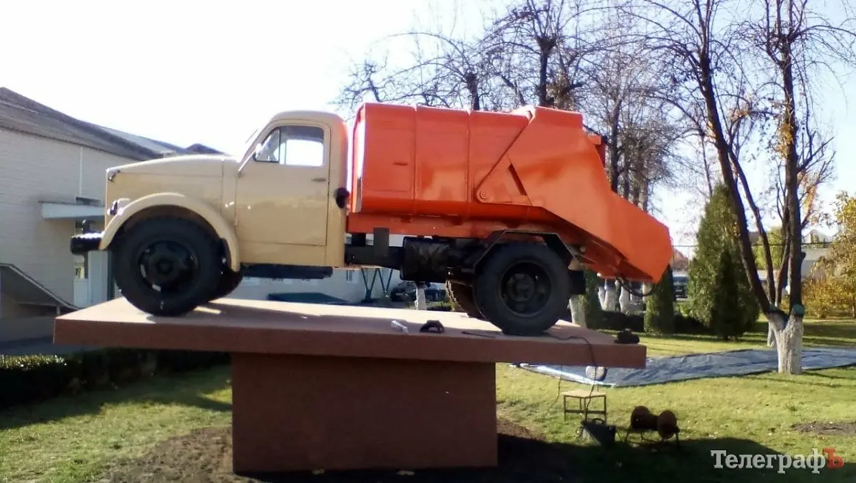 У Кременчуці поставили пам'ятник легендарному автомобілю