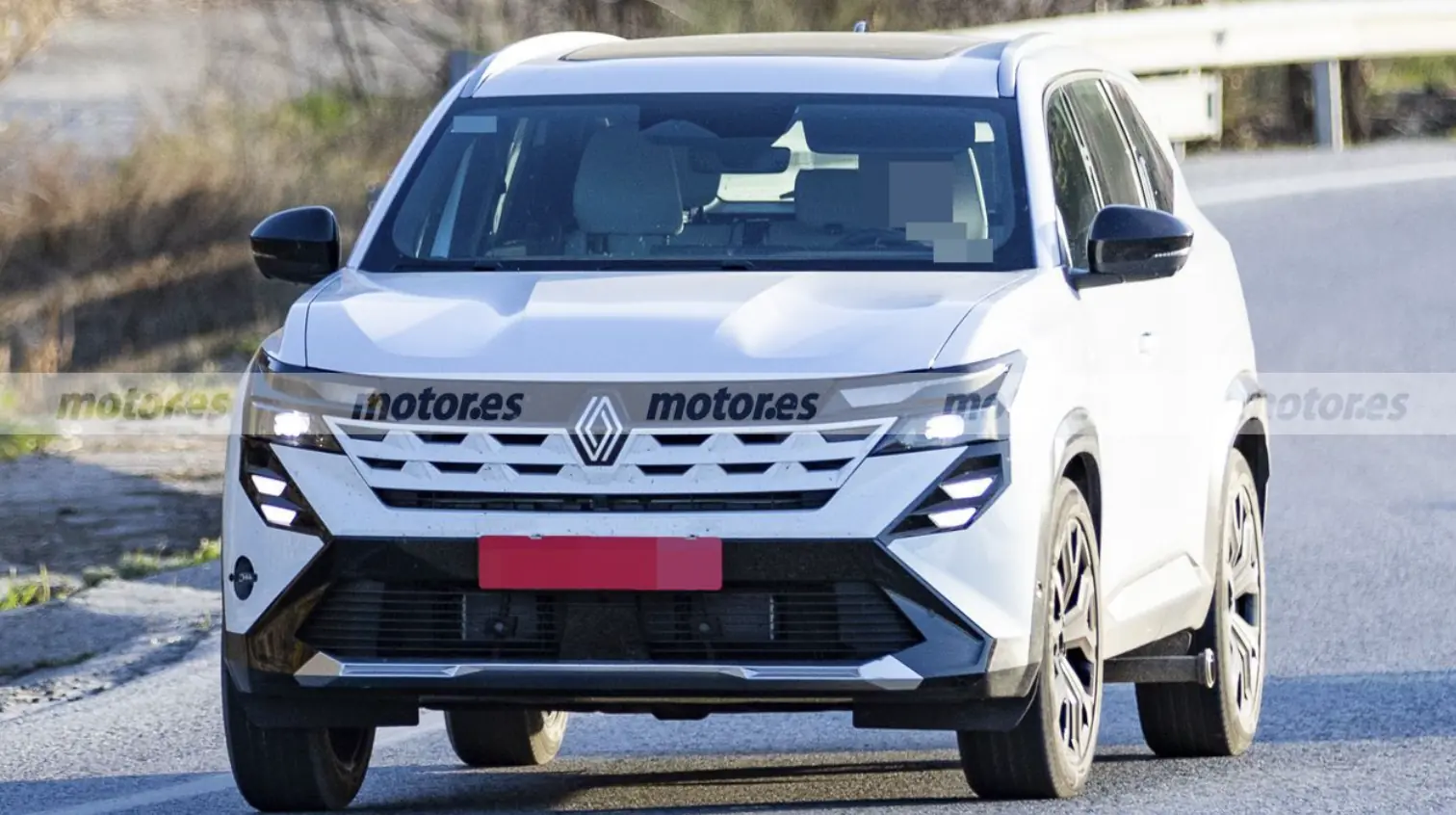 Renault вивів на тести бюджетний повнопривідний кросовер (фото)
