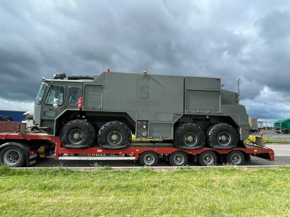 В Україну завезли унікальний пожежний автомобіль ВПС США