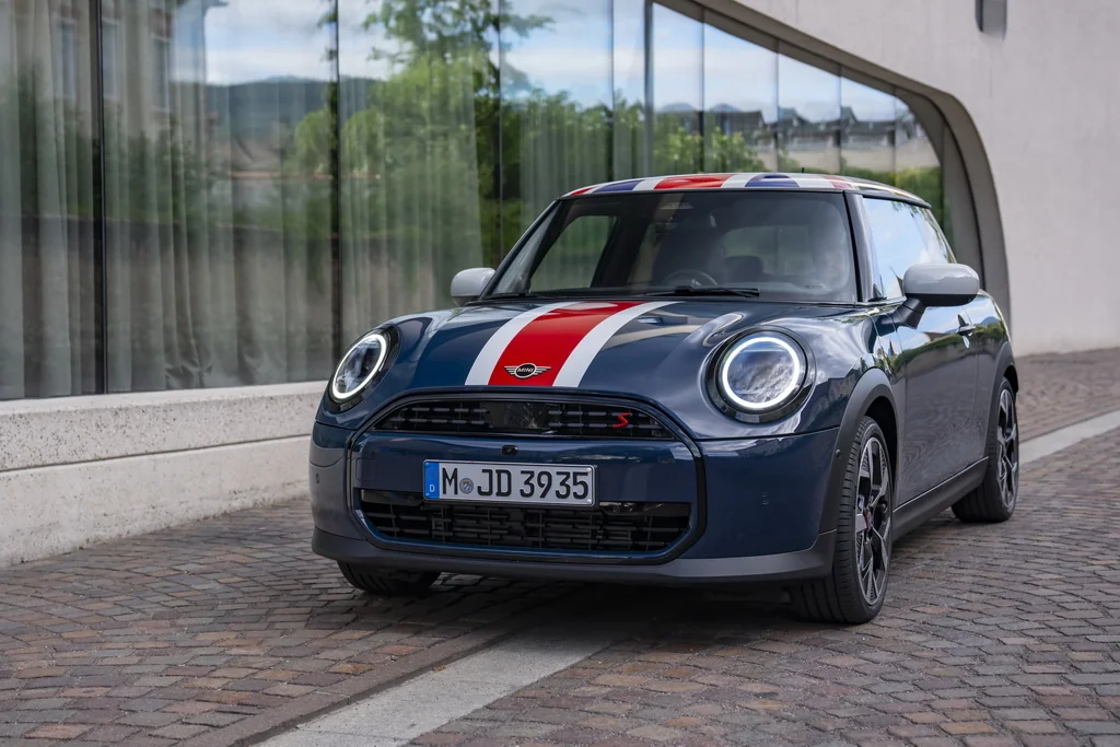 Mini створив хетчбек Cooper Oxford Edition на честь 25-річчя нової генерації моделі Mini створив хетчбек Cooper Oxford Edition на честь 25-річчя нової генерації моделі