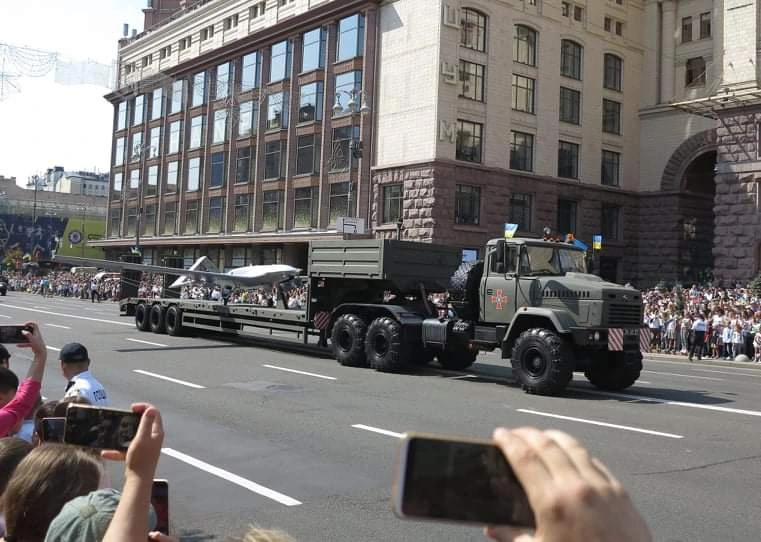 Як пройшов масштабний військовий парад у Києві (відео)