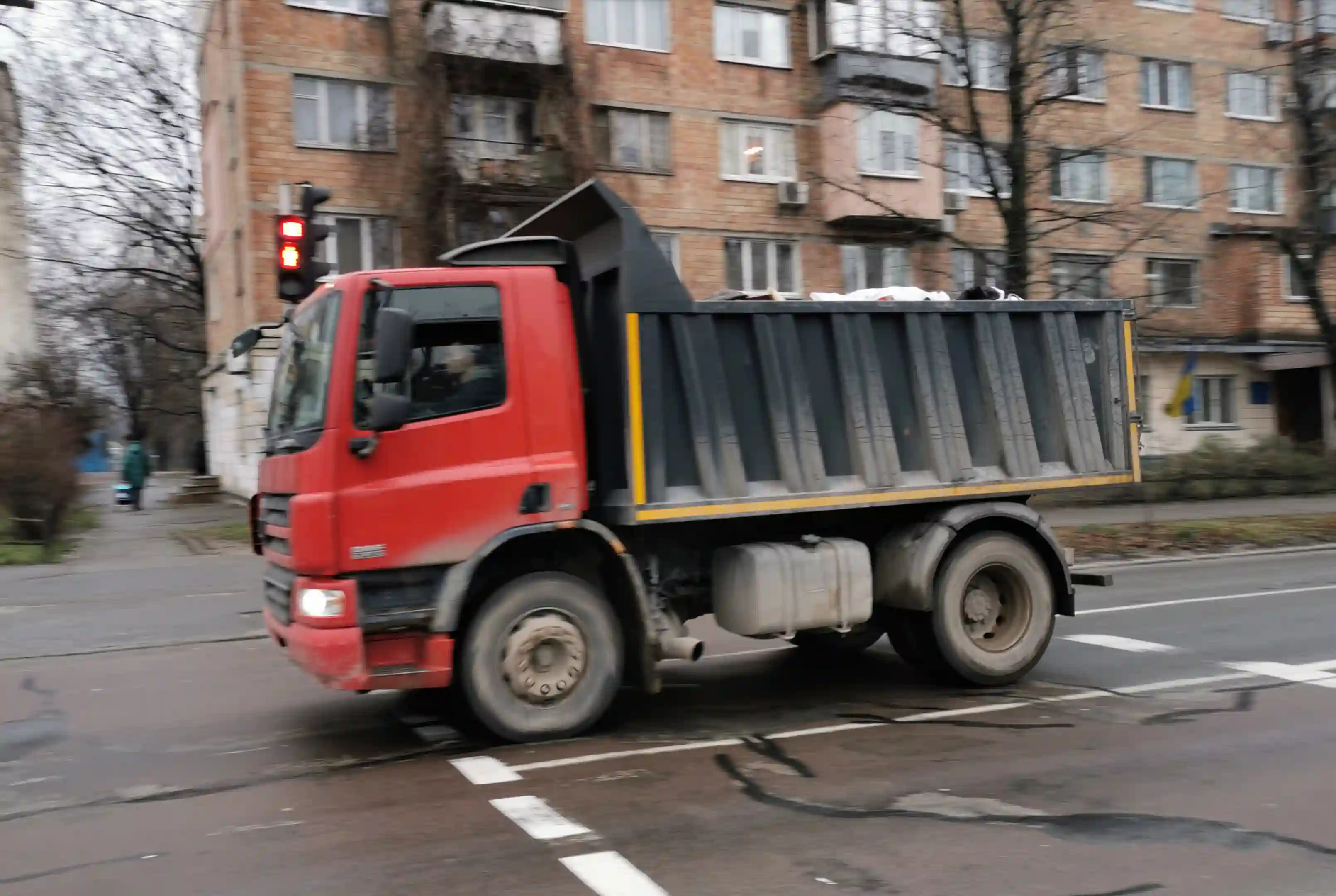 На українських дорогах з'явилися загадкові самоскиди (відео) На українських дорогах з'явилися загадкові самоскиди (відео)