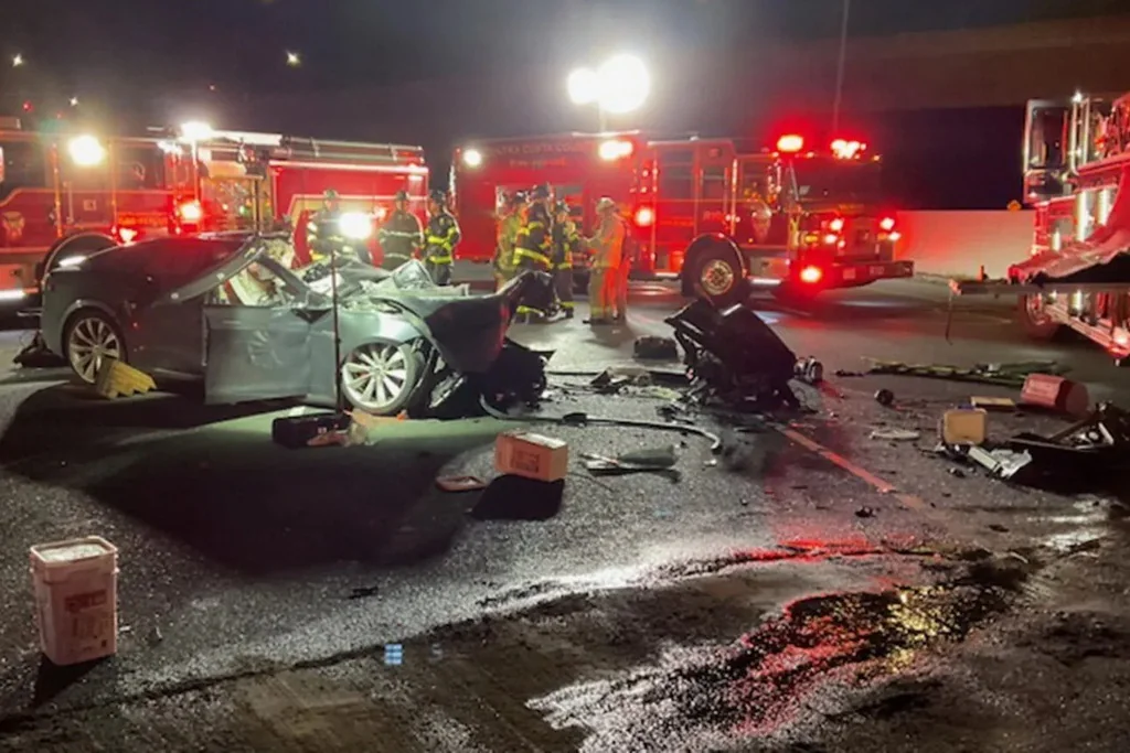 Tesla зам'яла скандальну справу про таран пожежної машини Tesla зам'яла скандальну справу про таран пожежної машини