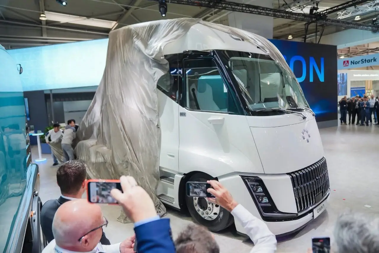 Компанія Foton представила аеродинамічний тягач із дизайном Tesla Semi Компанія Foton представила аеродинамічний тягач із дизайном Tesla Semi