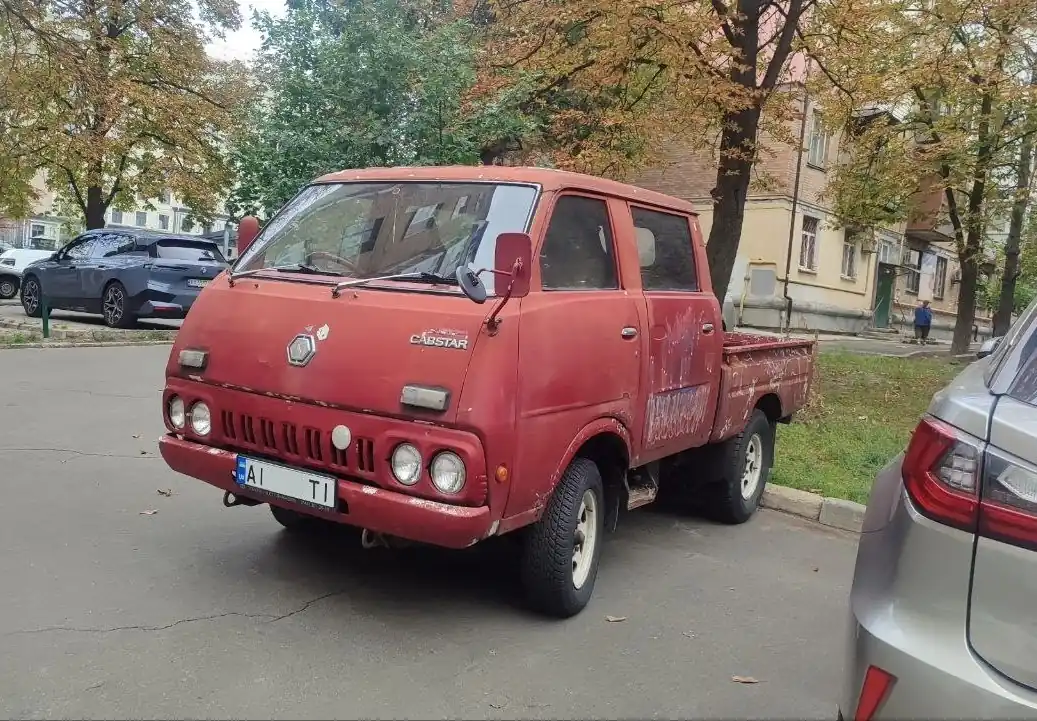 У Києві помічено раритетний Nissan Cabstar 1980 року