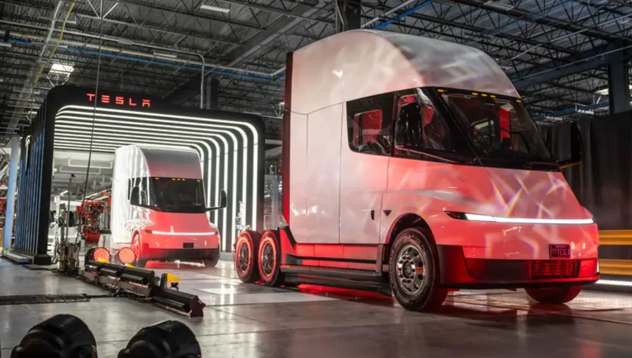 Презентовані перші серійні тягачі Tesla Semi (ВІДЕО) Презентовані перші серійні тягачі Tesla Semi (ВІДЕО)