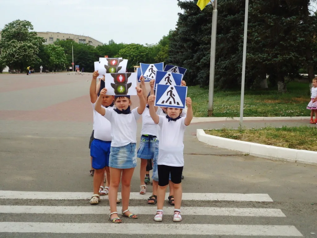 Пам'ятка водіям: 1 вересня діти йдуть до школи Пам'ятка водіям: 1 вересня діти йдуть до школи