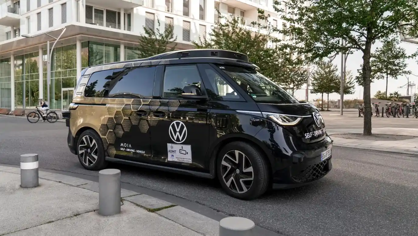 У Гамбурзі запустили безпілотні Volkswagen ID. Buzz У Гамбурзі запустили безпілотні Volkswagen ID. Buzz