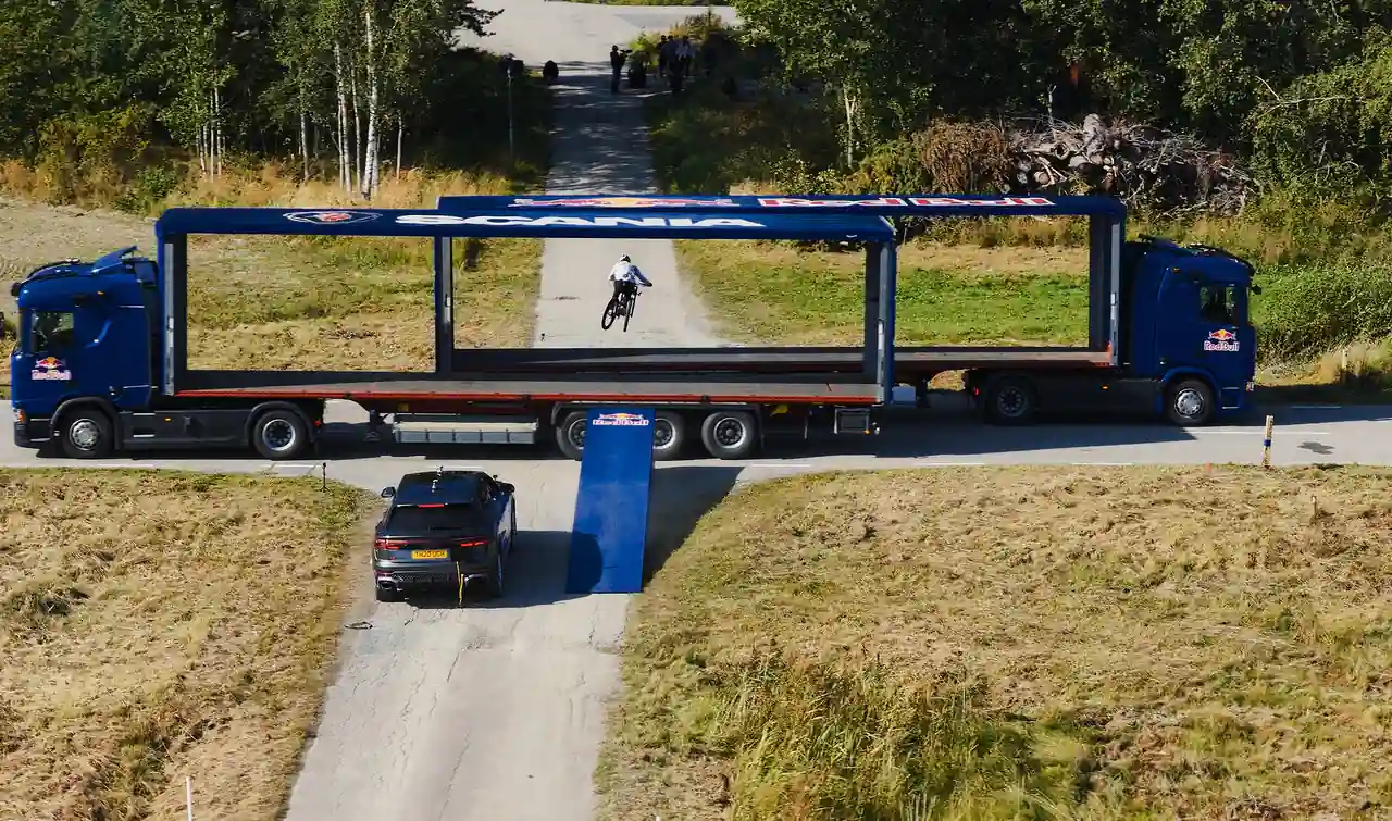 Scania показала неймовірні випробування безпілотних вантажівок (відео) Scania показала неймовірні випробування безпілотних вантажівок (відео)