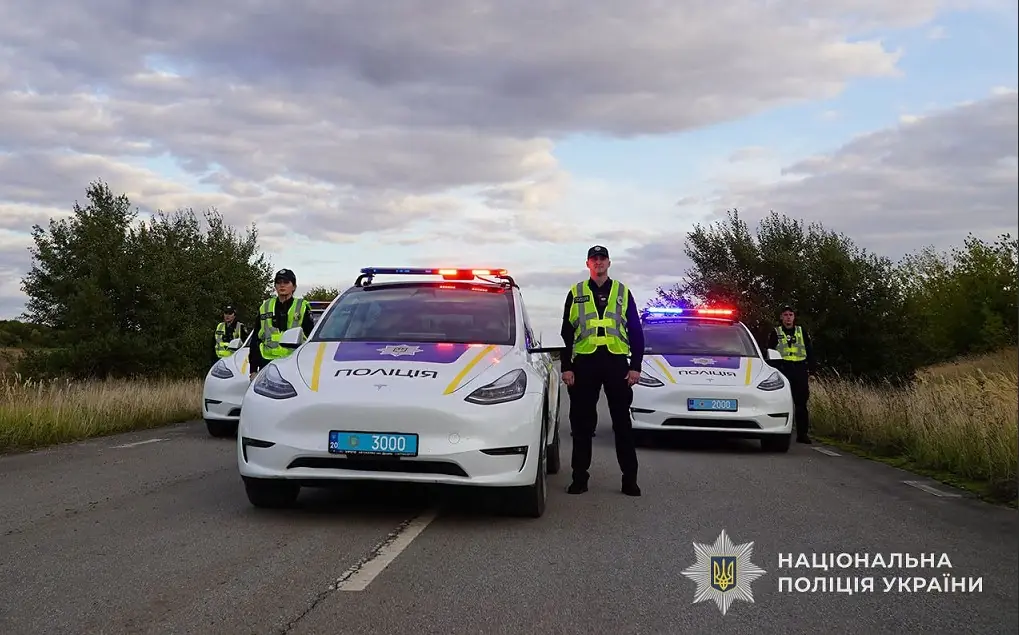 В Україні з'явилися перші патрульні Tesla Model 3 В Україні з'явилися перші патрульні Tesla Model 3