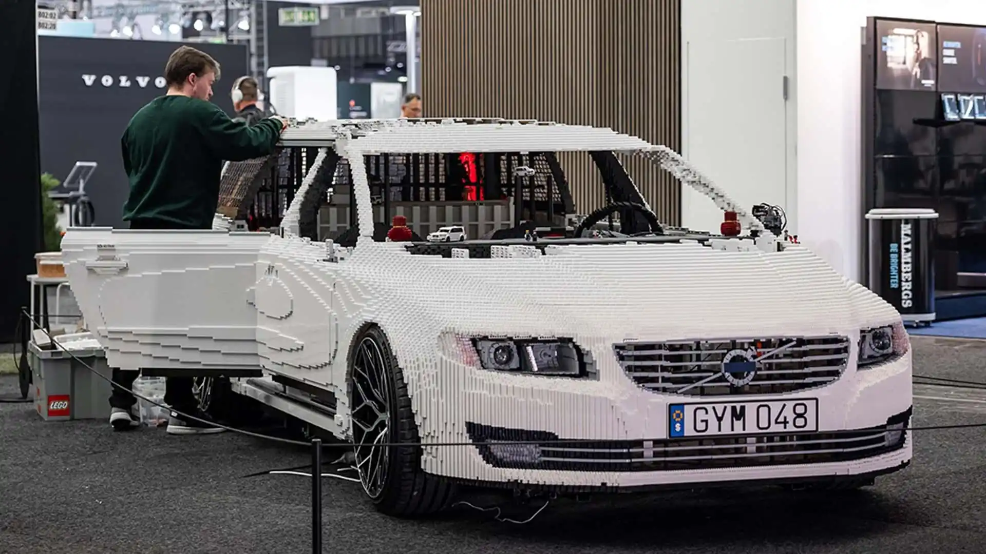 Повнорозмірну копію Volvo V70 зібрали із конструктора Lego